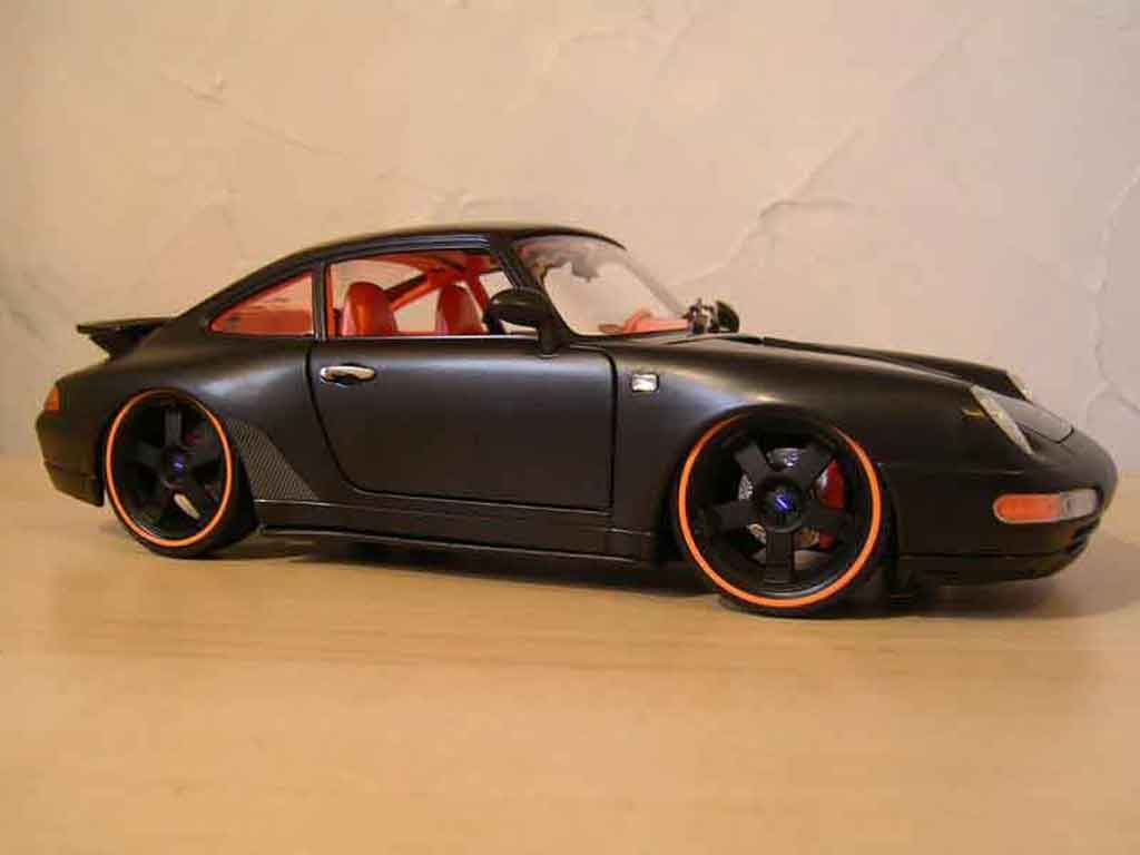 Porsche 911 Carrera 4 coupe noir 1/18 Burago