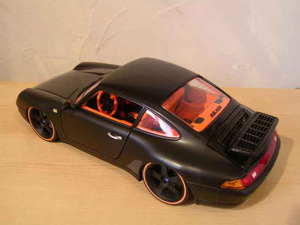 Porsche 911 Carrera 4 coupe noir 1/18 Burago
