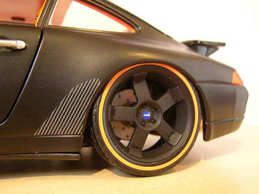 Porsche 911 Carrera 4 coupe noir 1/18 Burago