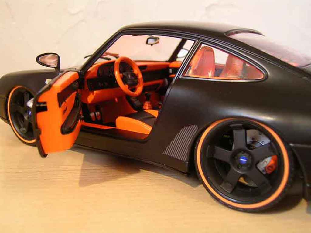 Porsche 911 Carrera 4 coupe noir 1/18 Burago