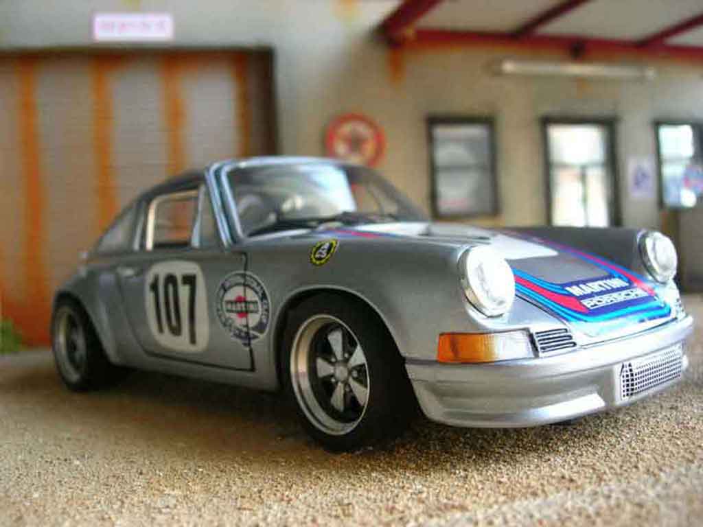Porsche 911 RS 2.7 martini 1/18 Universal Hobbies