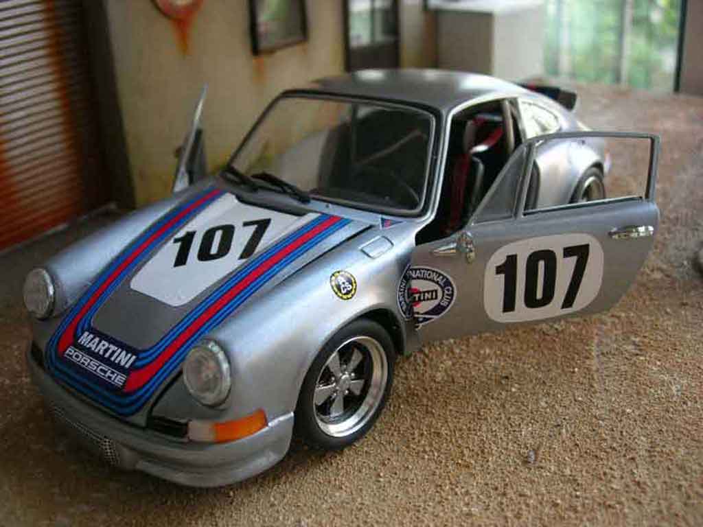 Porsche 911 RS 2.7 martini 1/18 Universal Hobbies