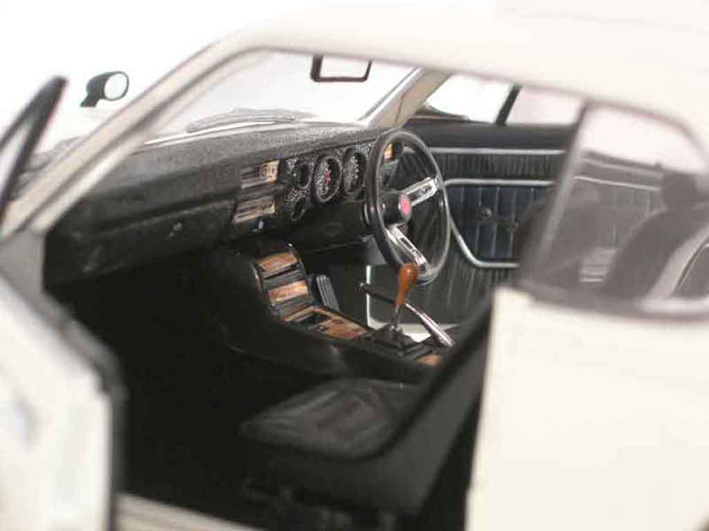 Nissan Skyline 2000 gt-r kpgc 10 white 1/18 Kyosho