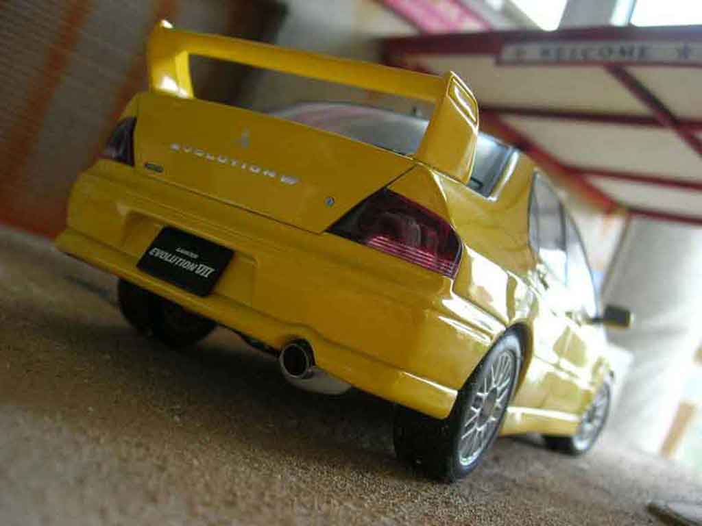 Mitsubishi Lancer Evolution VII yellow 1/18 Autoart