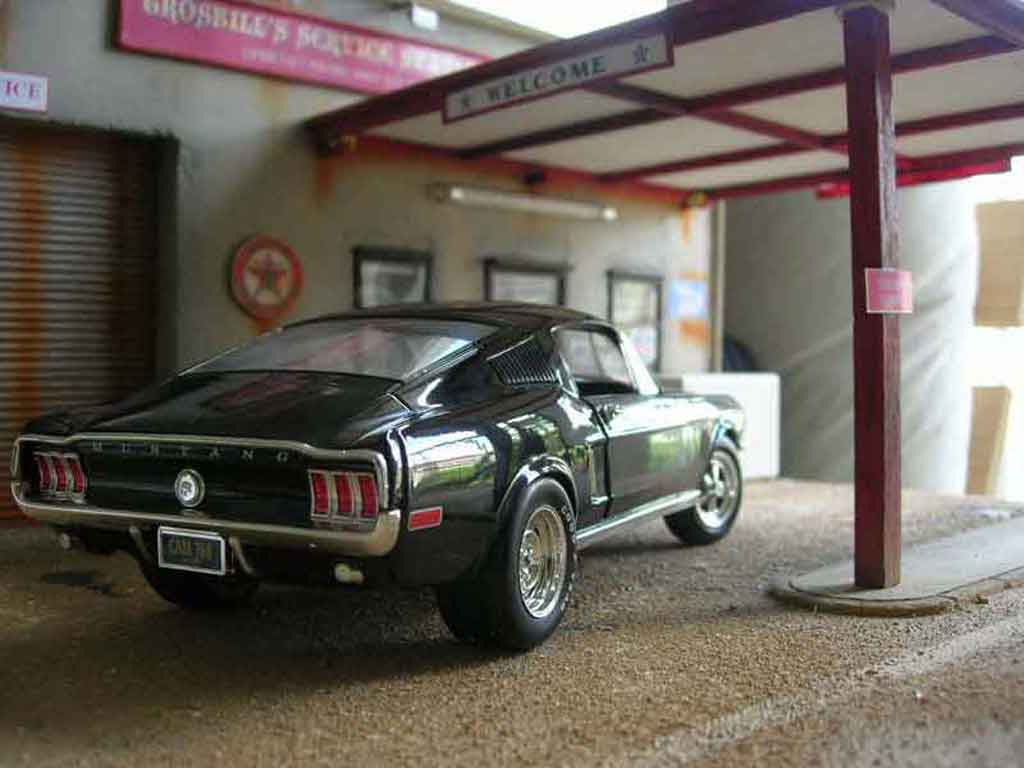 Ford Mustang Hardtop coupe noir 1/18 Ertl