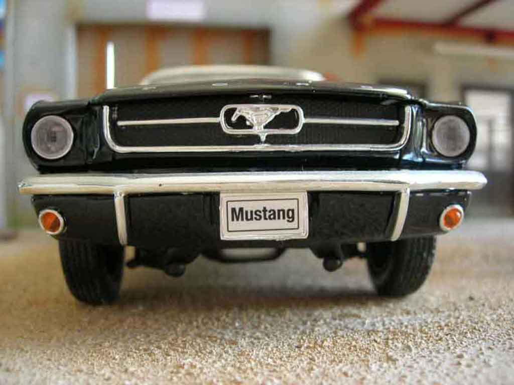 Ford Mustang Convertible cabriolet black 1/18 Welly