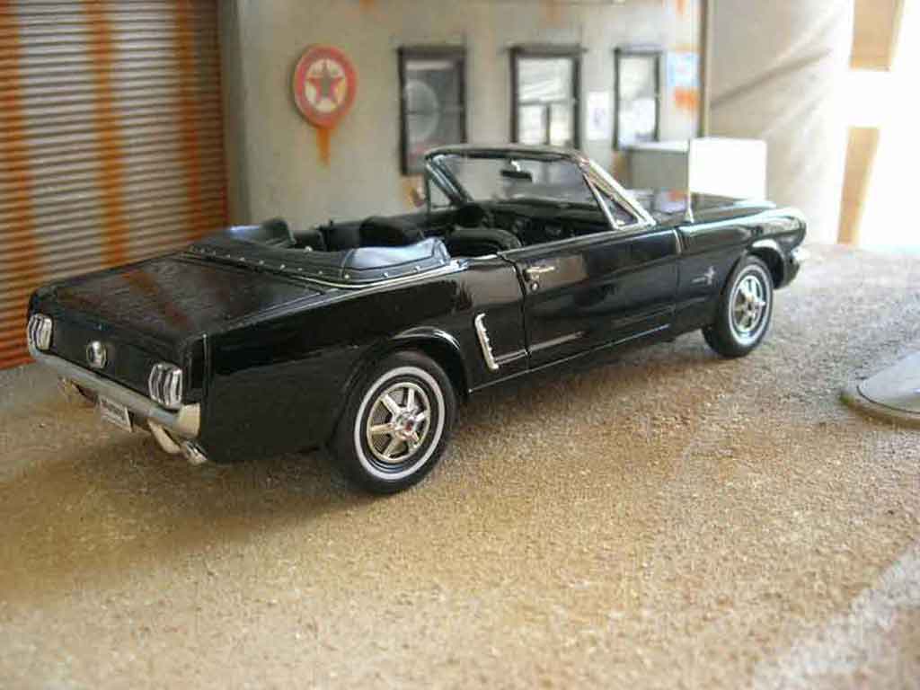 Ford Mustang Convertible cabriolet black 1/18 Welly