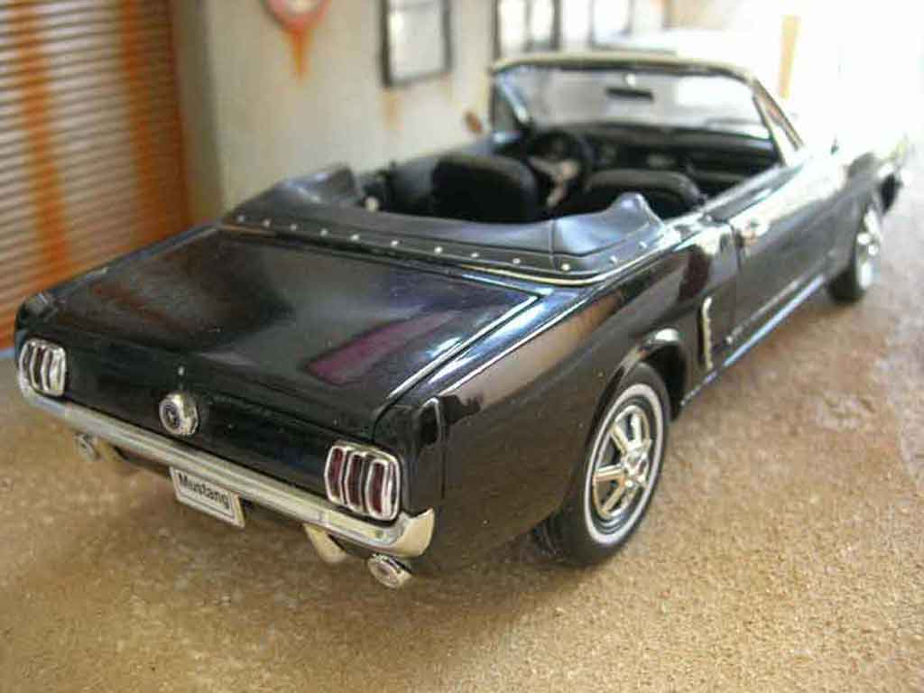 Ford Mustang Convertible cabriolet black 1/18 Welly