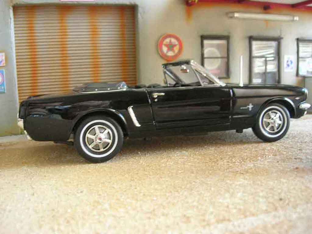 Ford Mustang Convertible cabriolet black 1/18 Welly