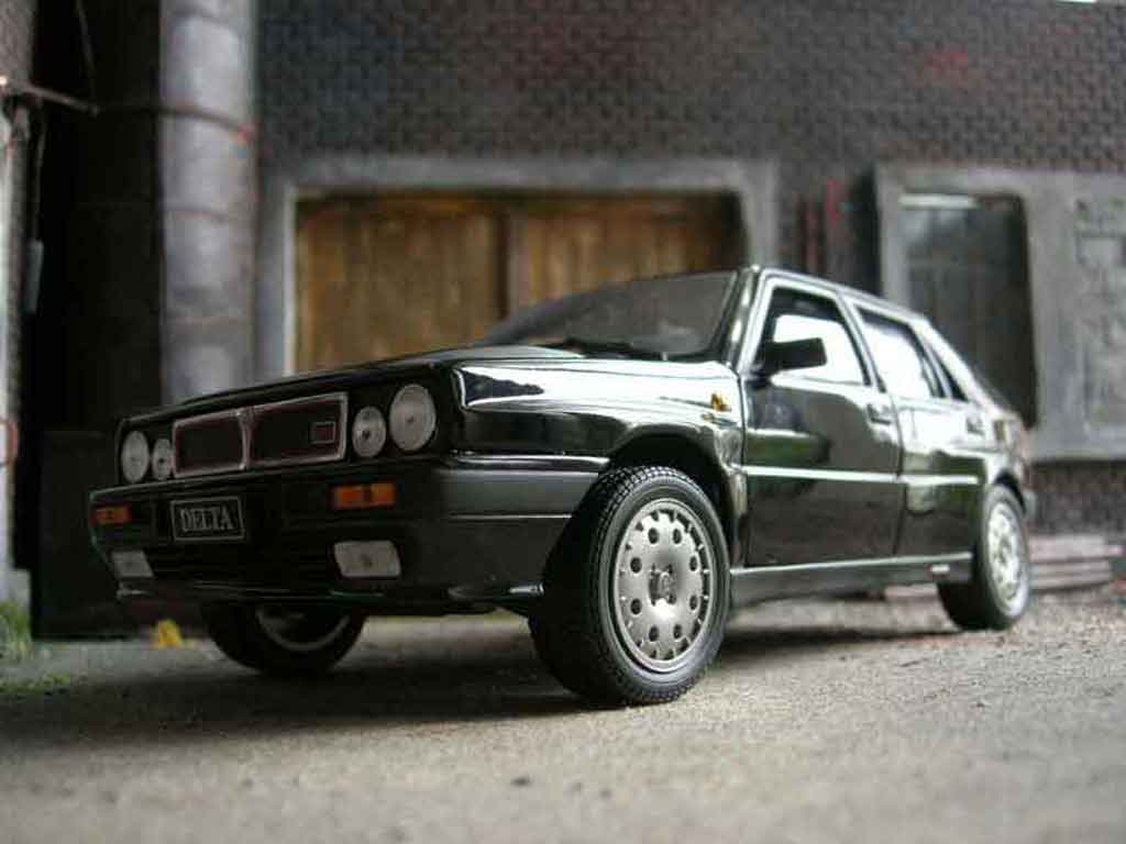 Lancia Delta HF Integrale 16s black 1/18 Sun Star