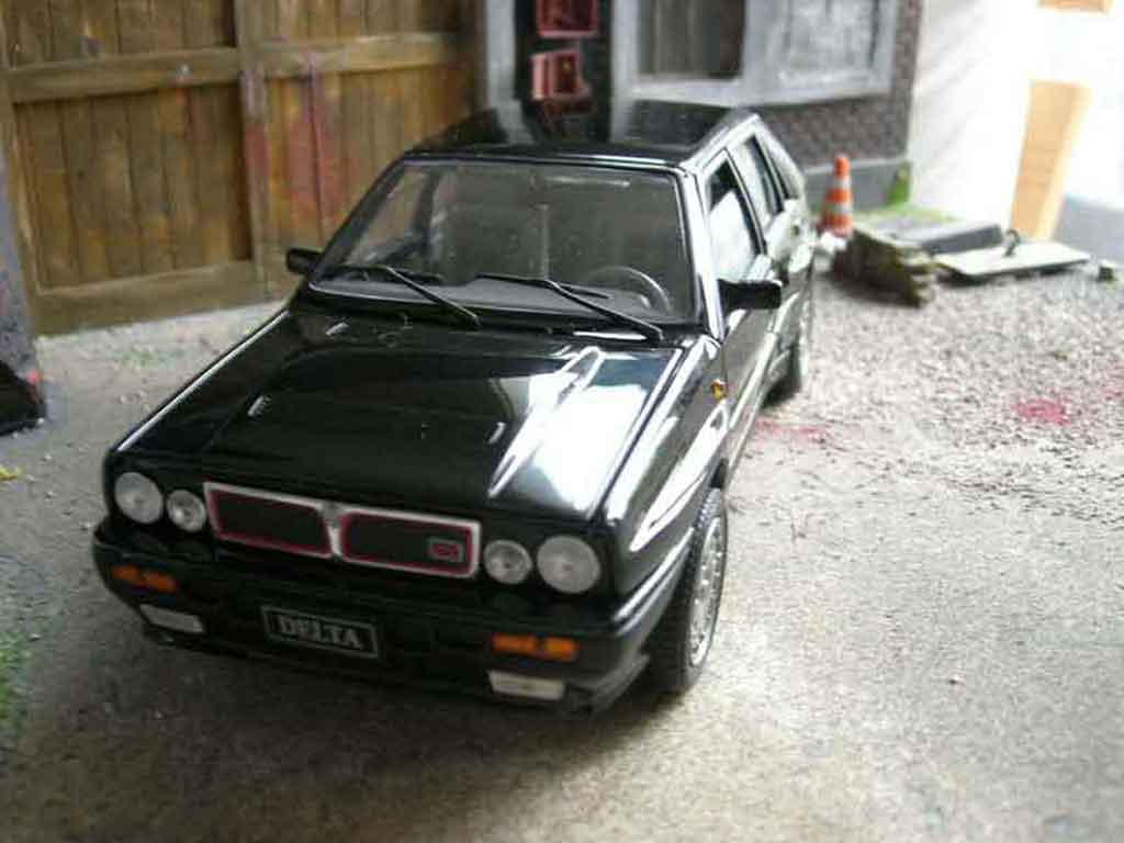 Lancia Delta HF Integrale 16s black 1/18 Sun Star