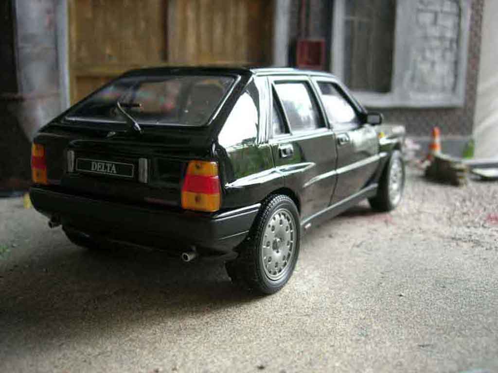 Lancia Delta HF Integrale 16s black 1/18 Sun Star
