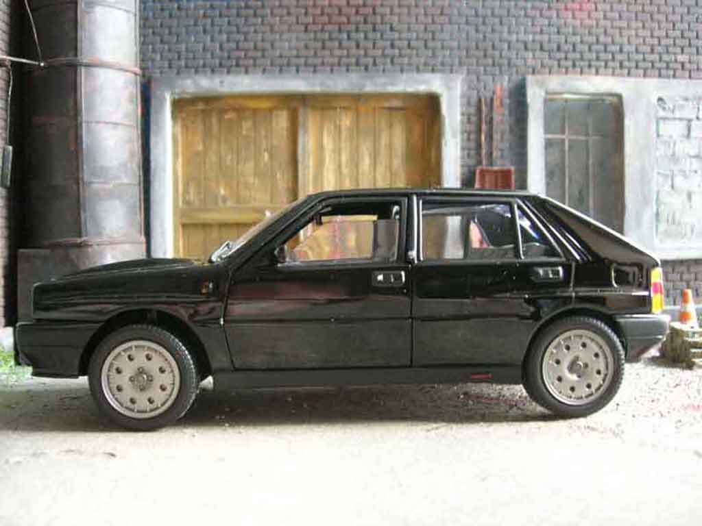 Lancia Delta HF Integrale 16s black 1/18 Sun Star