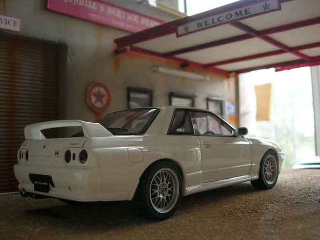 Nissan Skyline R32 gt-r v-spec ii white 1/18 Autoart