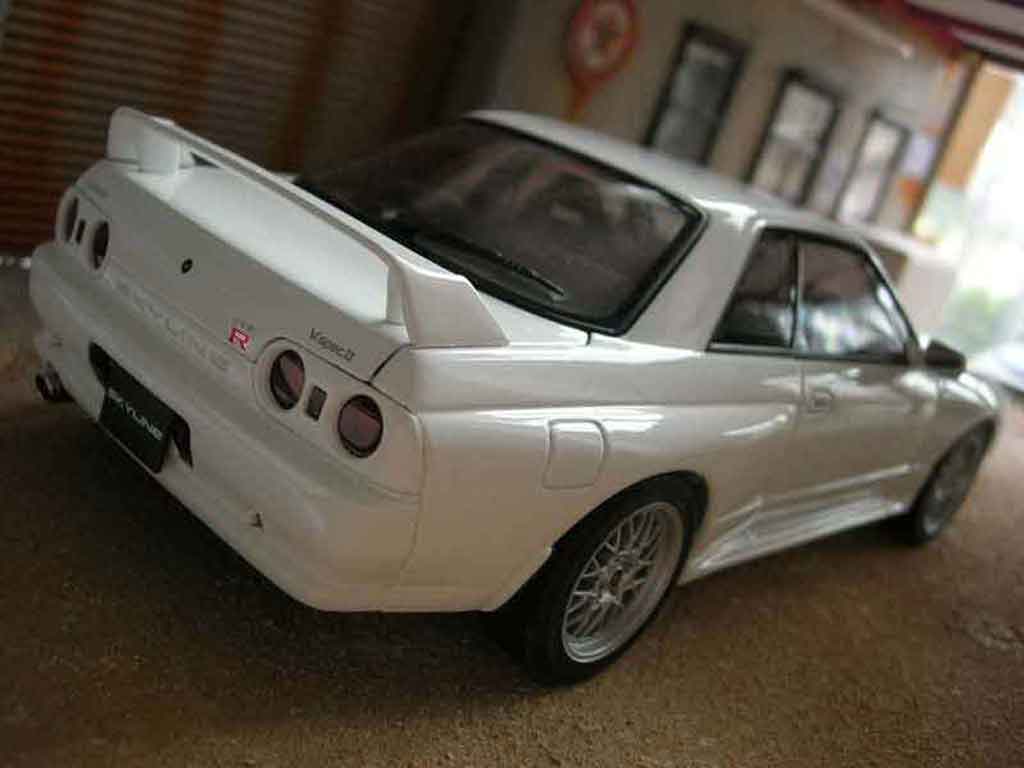 Nissan Skyline R32 gt-r v-spec ii white 1/18 Autoart