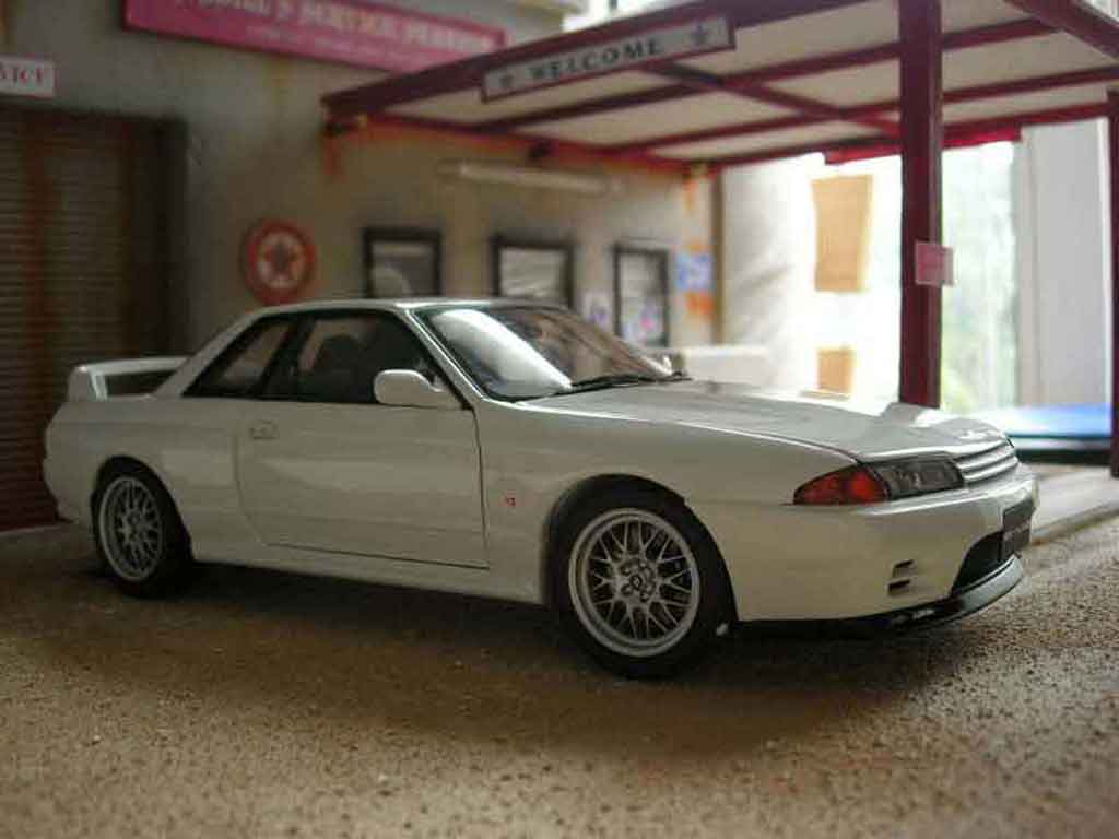 Nissan Skyline R32 gt-r v-spec ii white 1/18 Autoart
