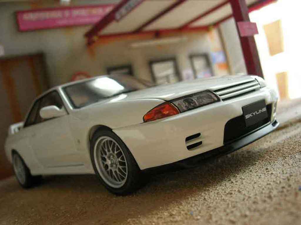 Nissan Skyline R32 gt-r v-spec ii white 1/18 Autoart