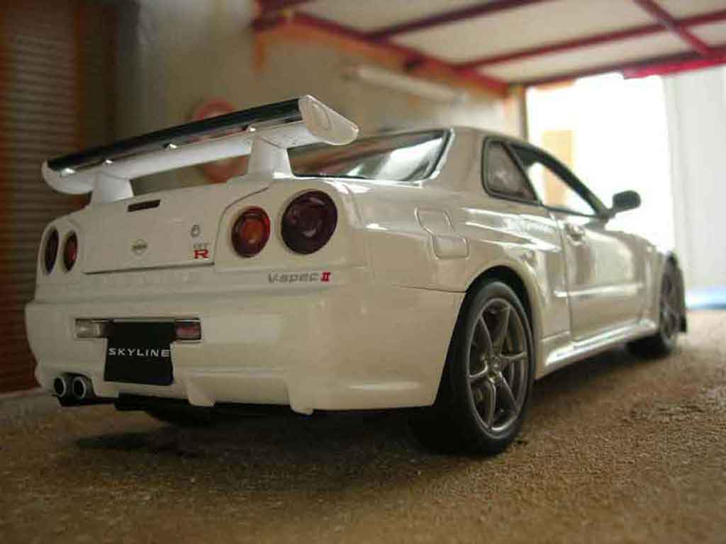 Nissan Skyline R34 gtr v-spec ii white 1/18 Autoart