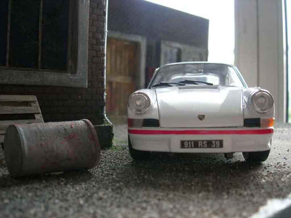 Porsche 911 RS 2.7 white 1/18 Universal Hobbies