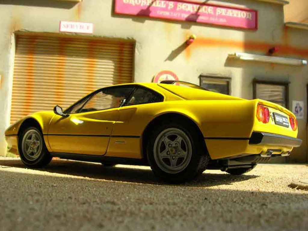 Ferrari 308 GTB quattrovalvole yellow 1/18 Kyosho