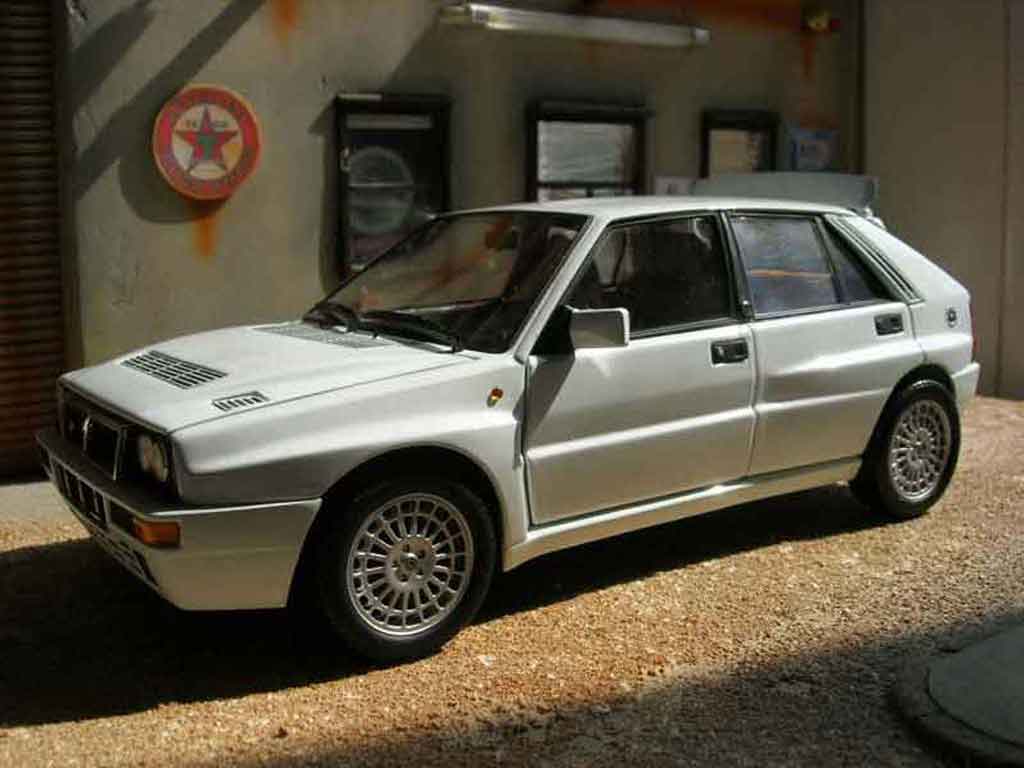 Lancia Delta HF Integrale evolution 2 white 1/18 Kyosho