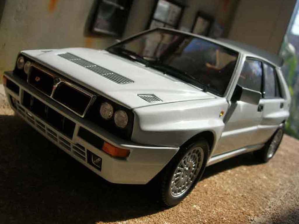 Lancia Delta HF Integrale 1/18 Kyosho HF Integrale evolution 2 white diecast model cars