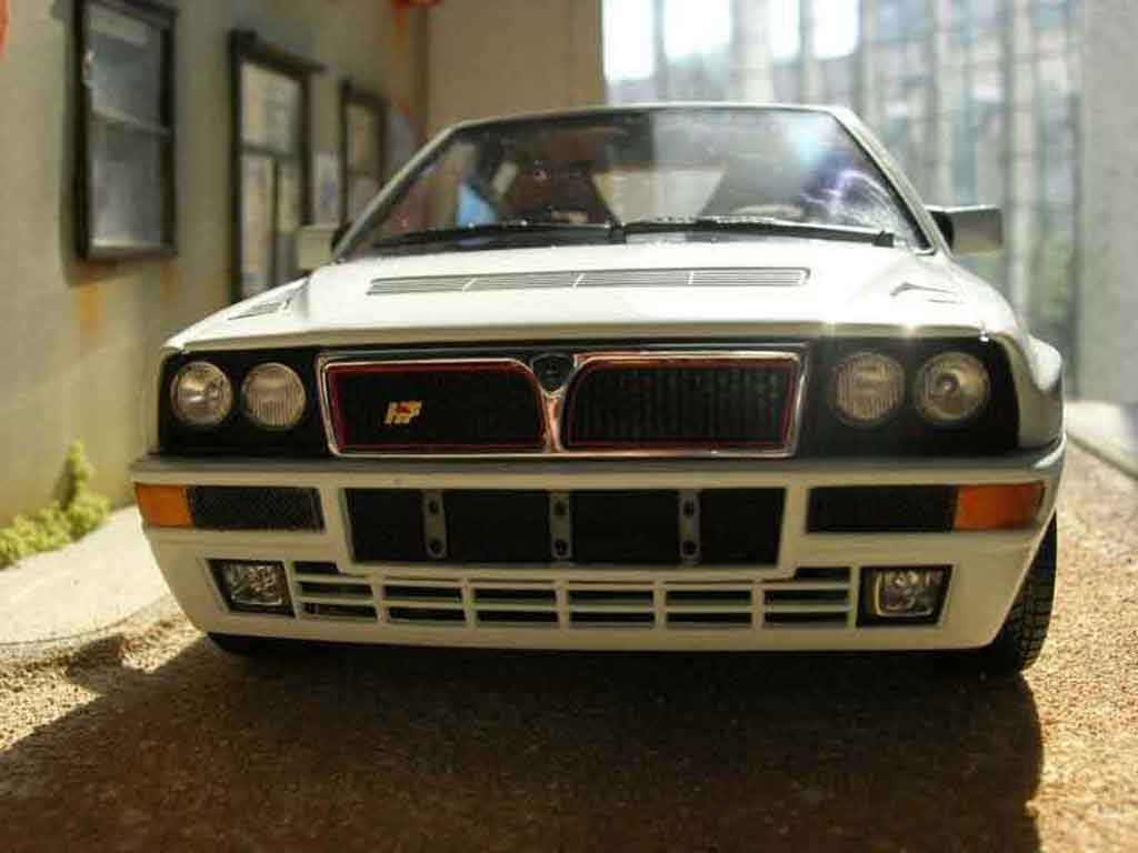 Lancia Delta HF Integrale evolution 2 white 1/18 Kyosho