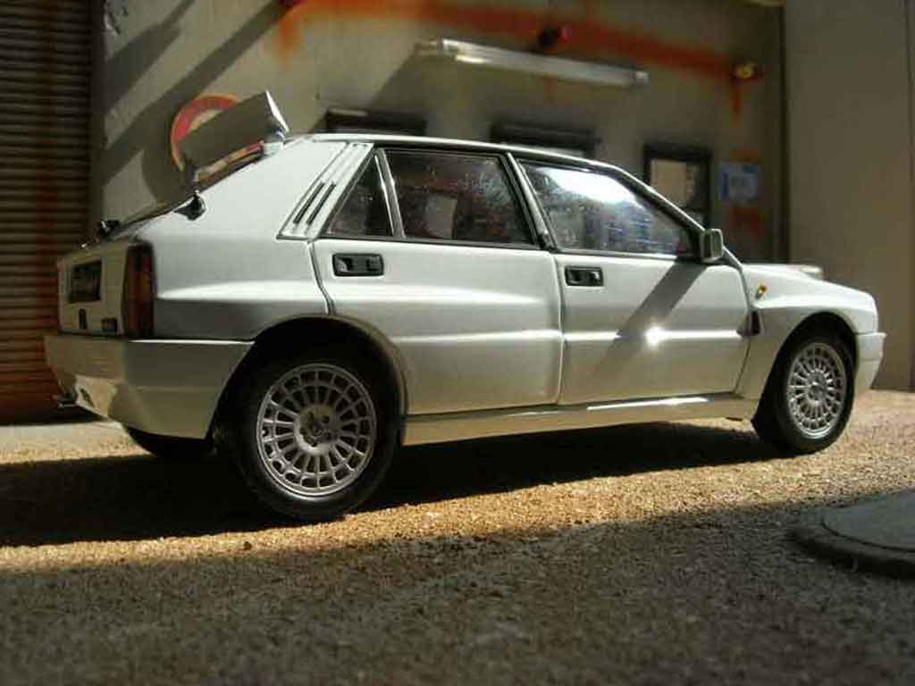 Lancia Delta HF Integrale evolution 2 white 1/18 Kyosho