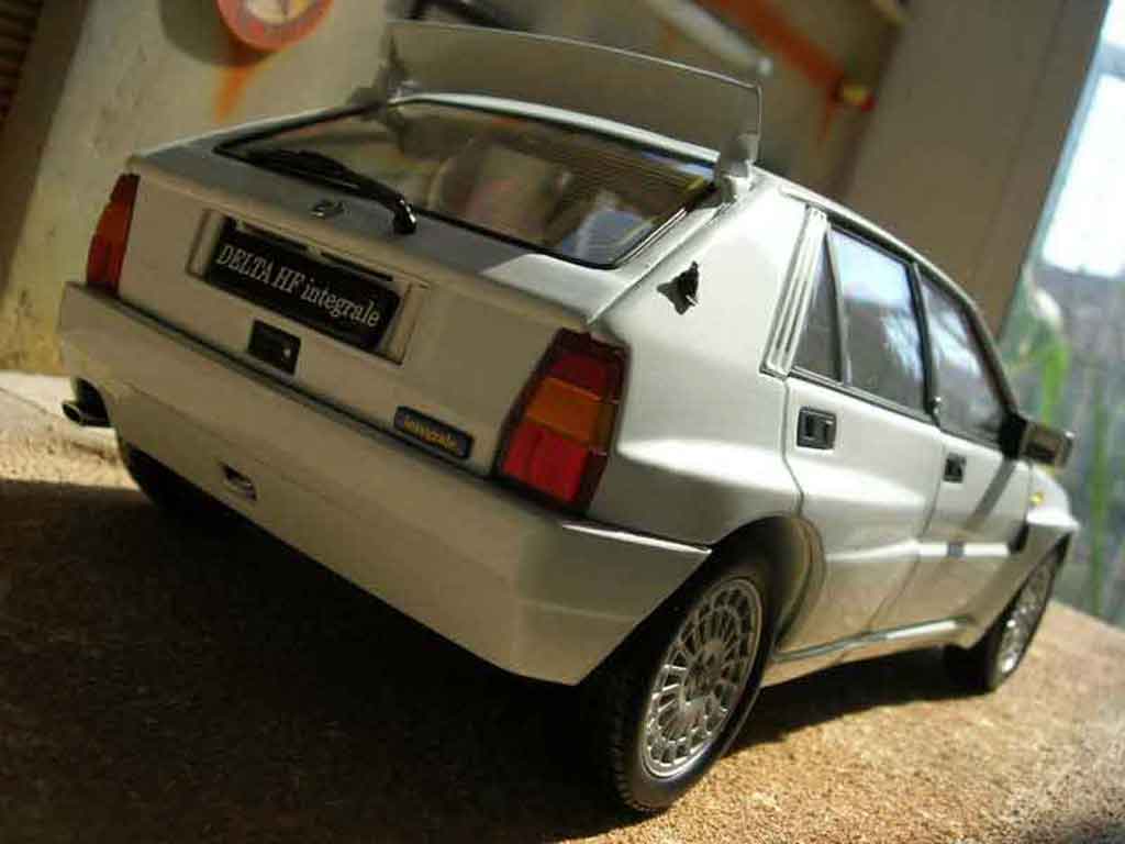 Lancia Delta HF Integrale evolution 2 white 1/18 Kyosho