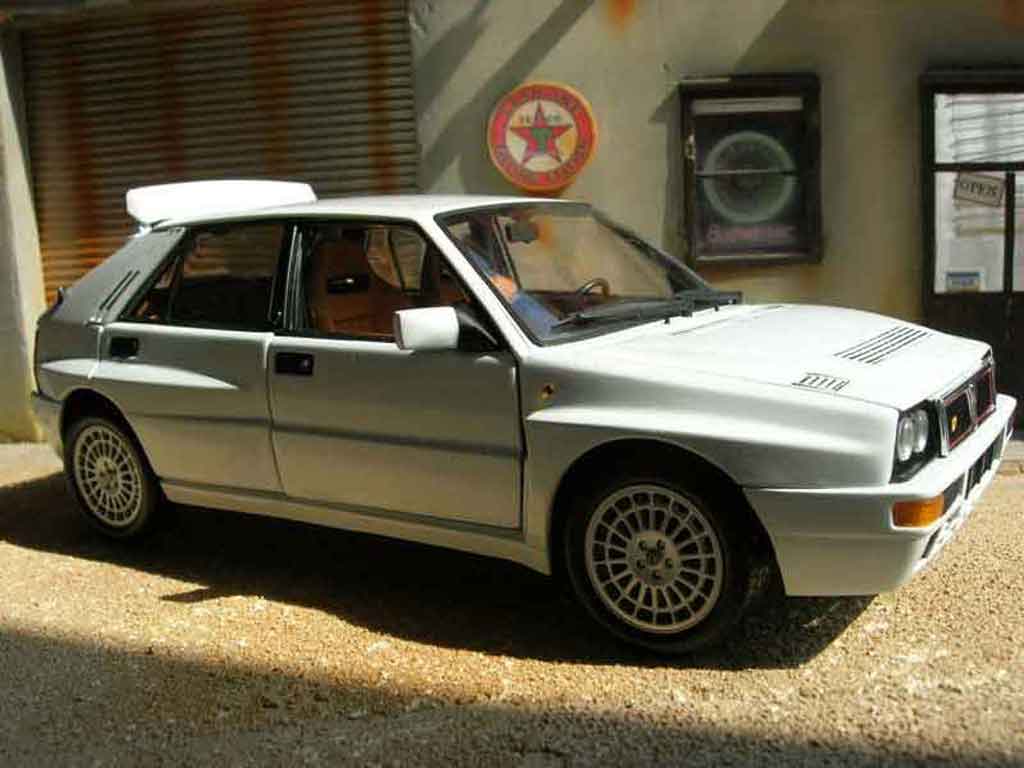 Lancia Delta HF Integrale evolution 2 white 1/18 Kyosho