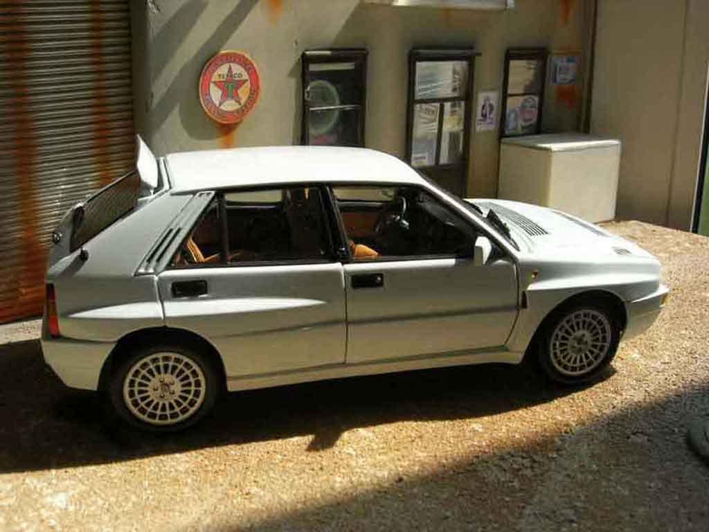 Lancia Delta HF Integrale evolution 2 white 1/18 Kyosho