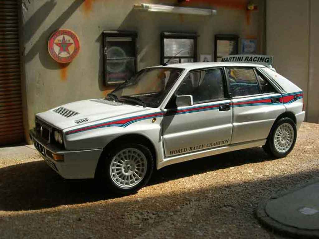 Lancia Delta HF Integrale evolution 2 martini 1/18 Kyosho