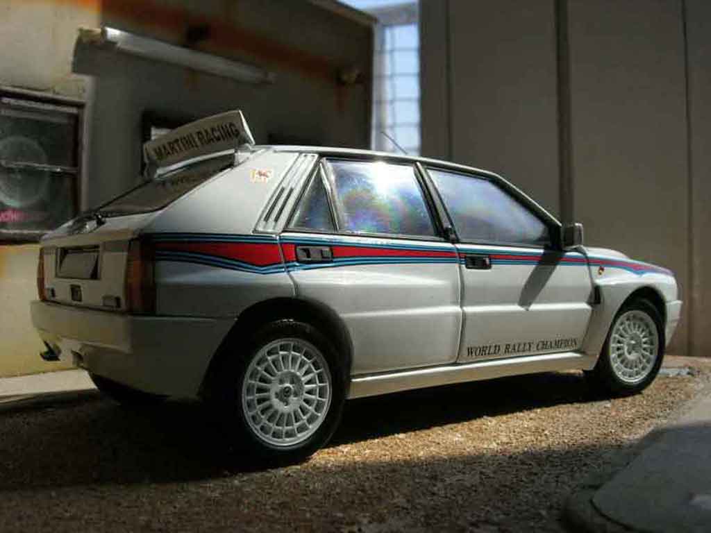 Lancia Delta HF Integrale evolution 2 martini 1/18 Kyosho