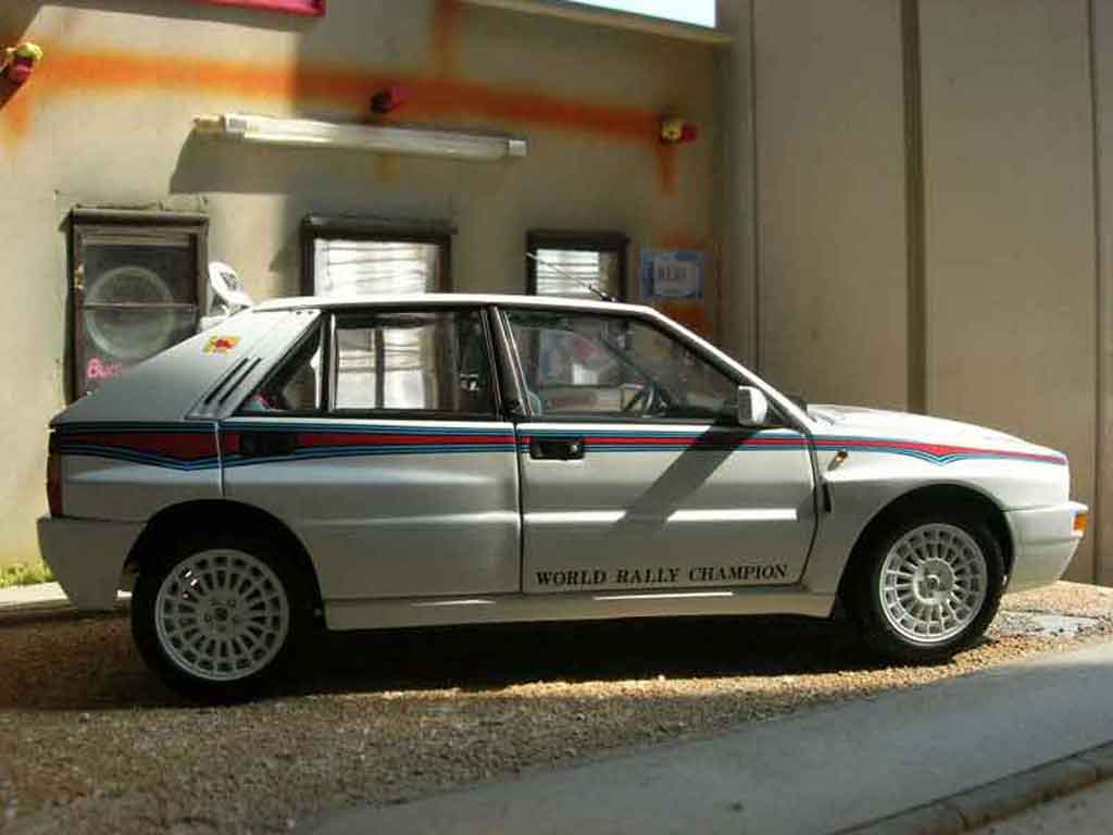 Lancia Delta HF Integrale evolution 2 martini 1/18 Kyosho