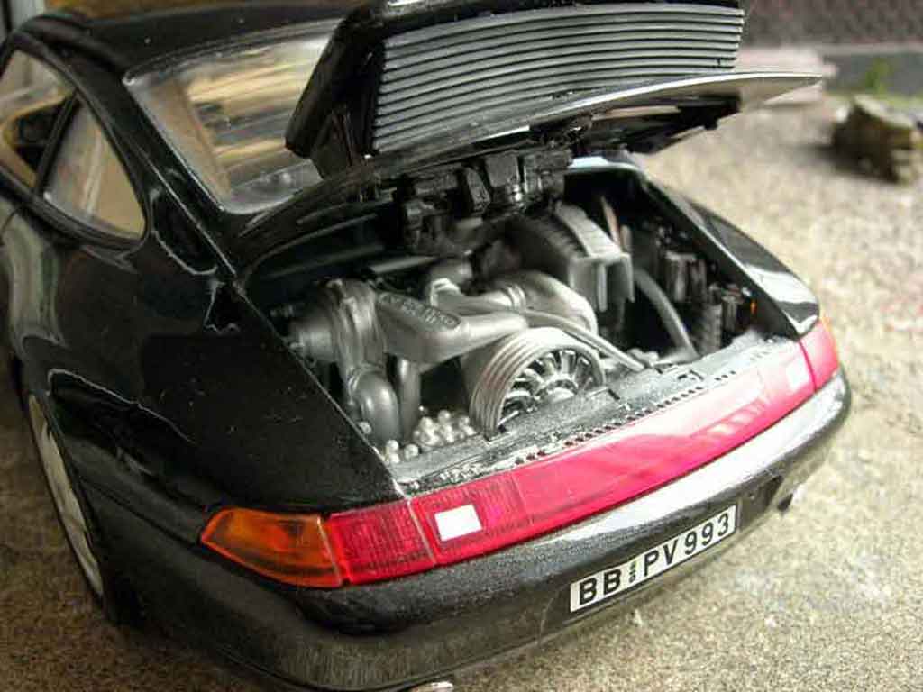 Porsche 911 Carrera 2 black 1/18 Burago