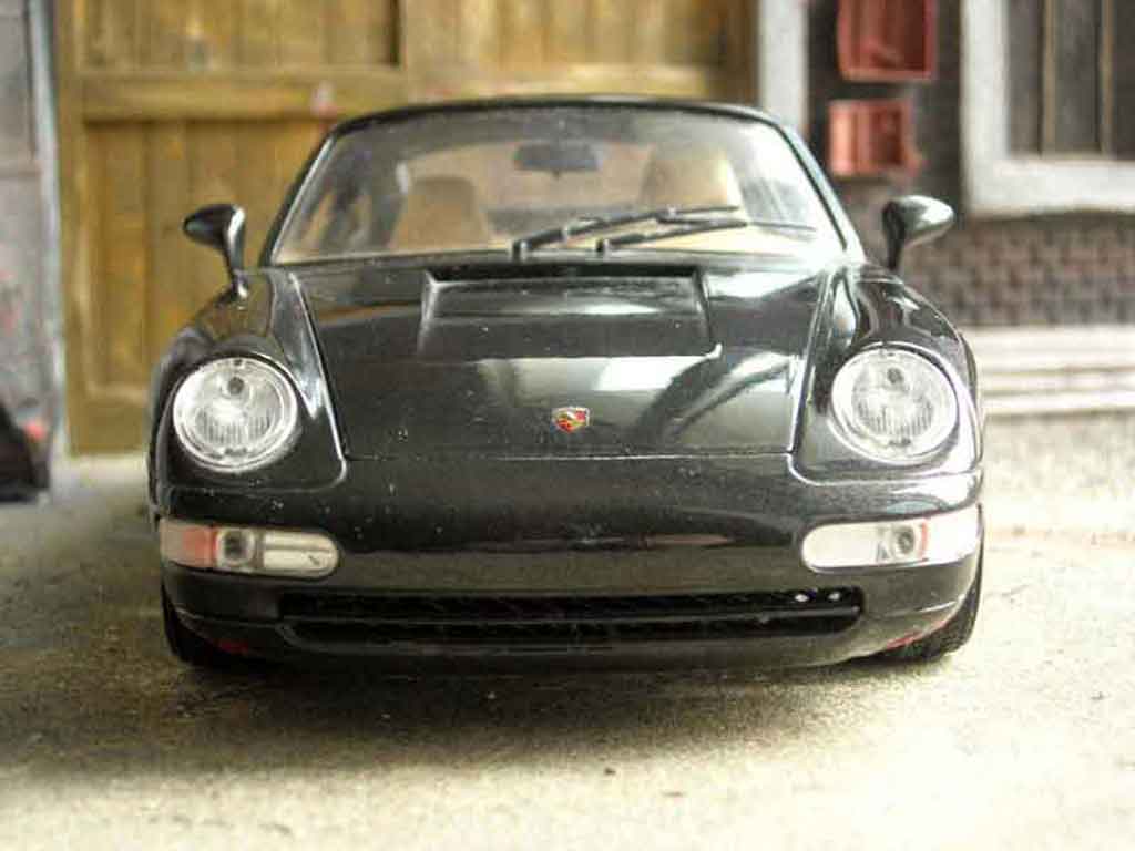 Porsche 911 Carrera 2 black 1/18 Burago
