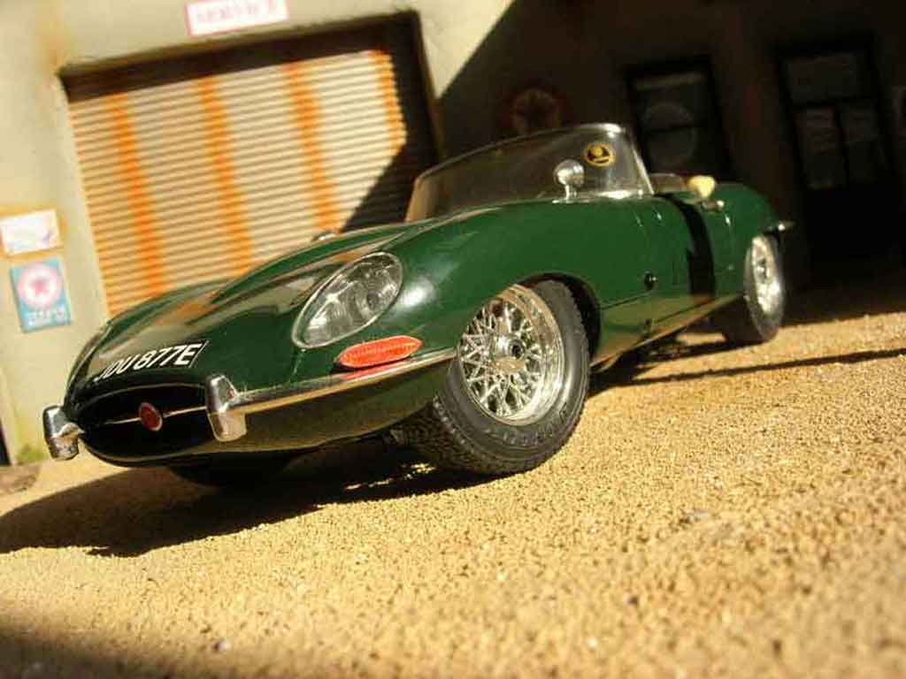 Jaguar E-Type 1961 green 1/18 Burago