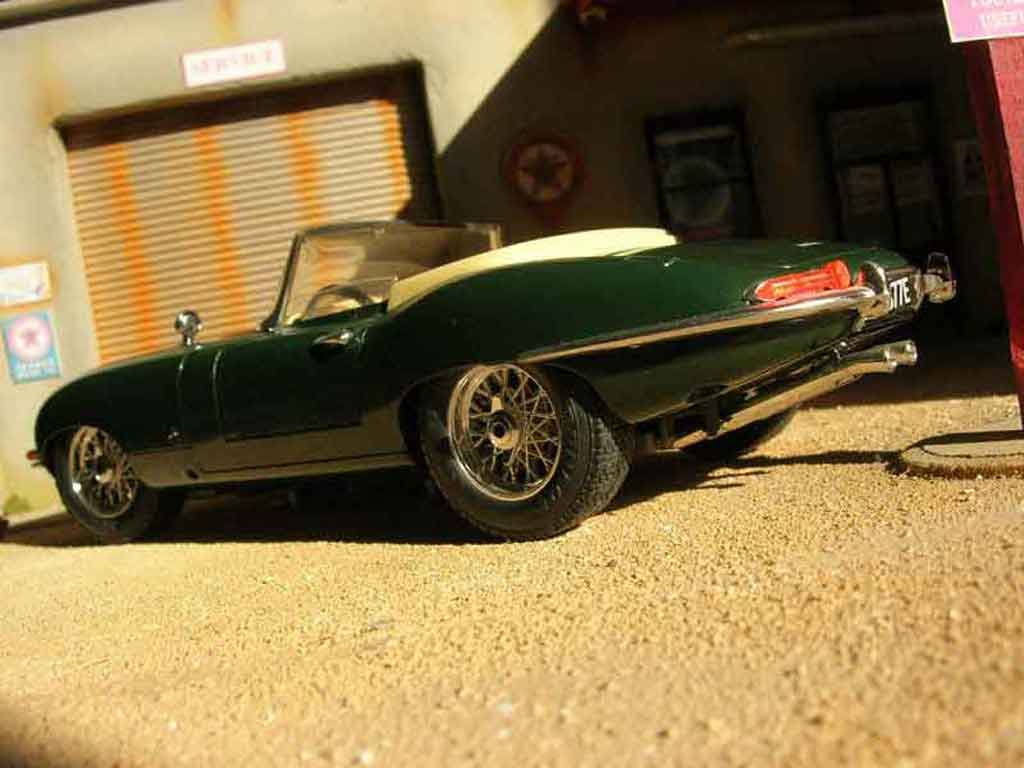 Jaguar E-Type 1961 green 1/18 Burago