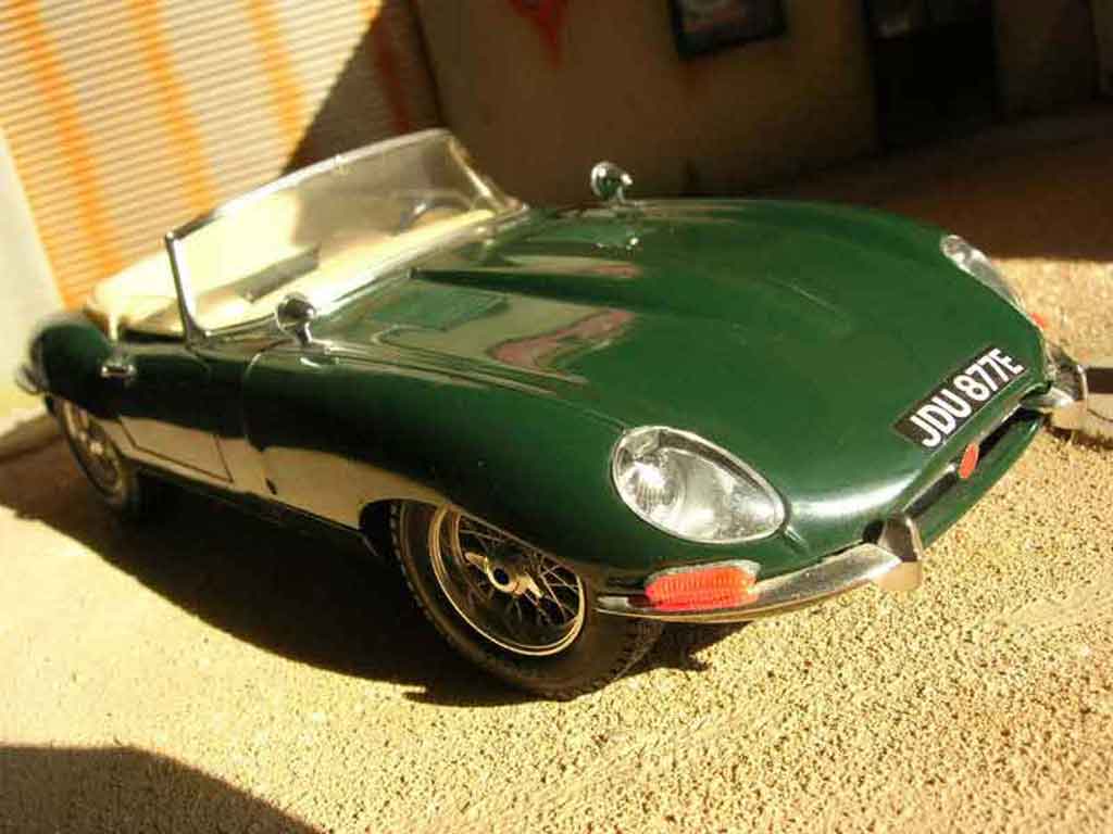 Jaguar E-Type 1961 1/18 Burago 1961 grun diecast model cars