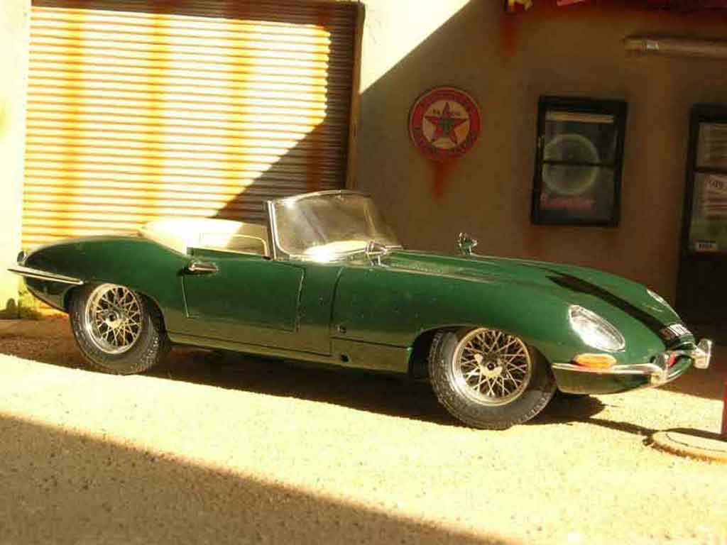 Jaguar E-Type 1961 green 1/18 Burago