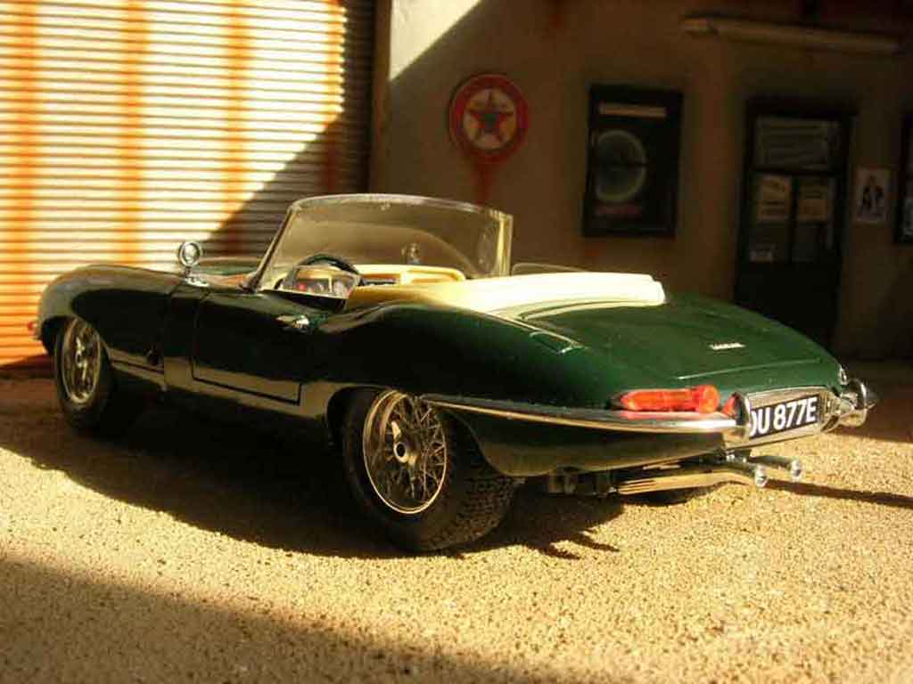 Jaguar E-Type 1961 green 1/18 Burago