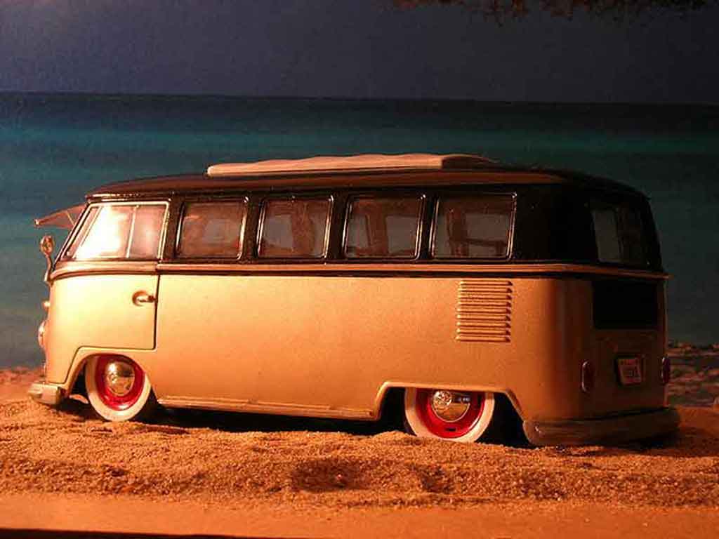 Volkswagen Combi Base microbus bully samba 1/18 Welly