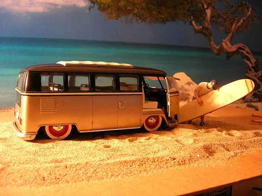 Volkswagen Combi Base microbus bully samba 1/18 Welly