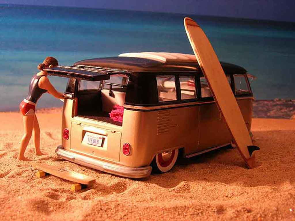 Volkswagen Combi Base microbus bully samba 1/18 Welly