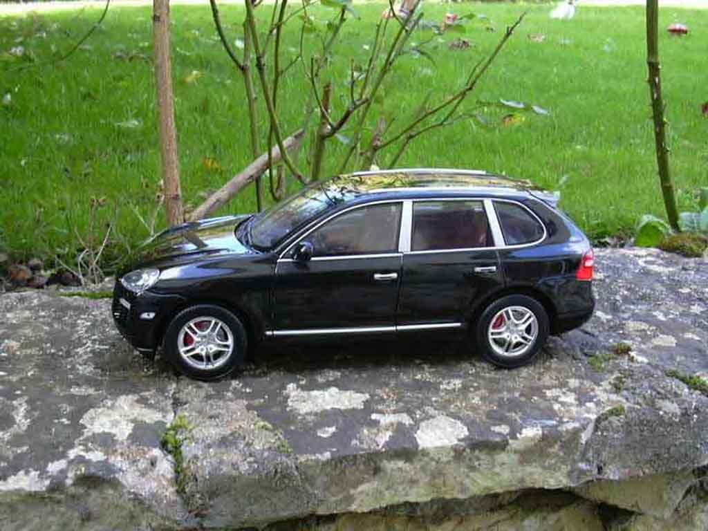 Porsche Cayenne Turbo S black 2007 1/18 Norev