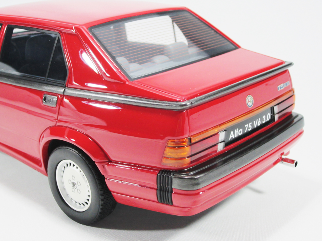Alfa Romeo 75 3.0 v6 LM087 red 1/18 Laudoracing Models