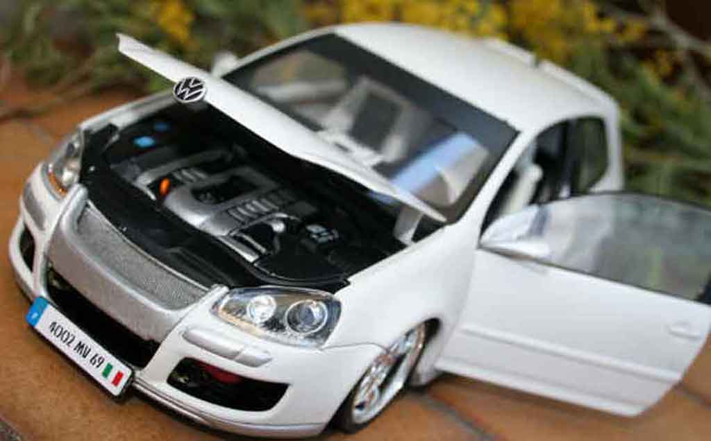 Volkswagen Golf GTI alpine white sono 1/18 Norev