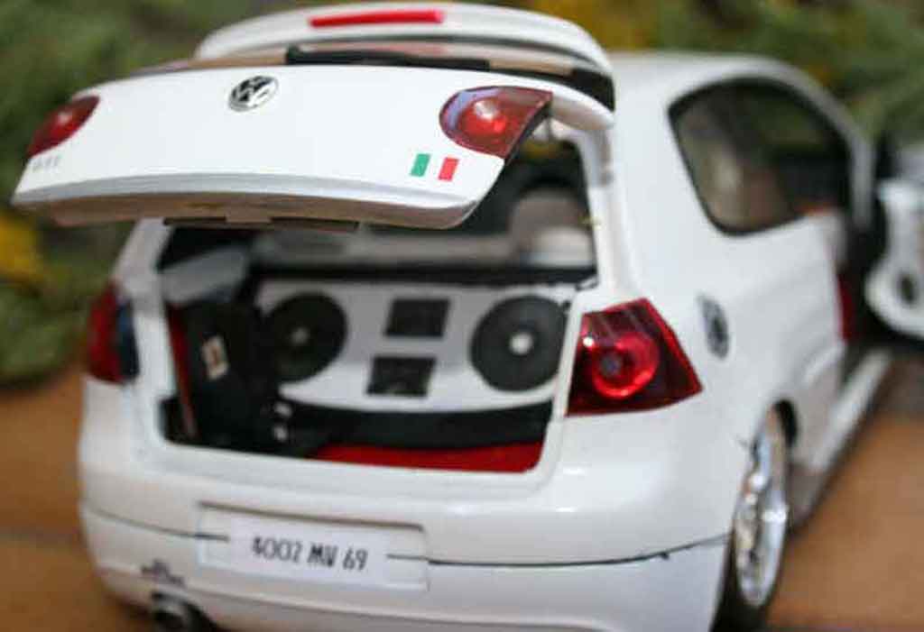 Volkswagen Golf GTI alpine white sono 1/18 Norev