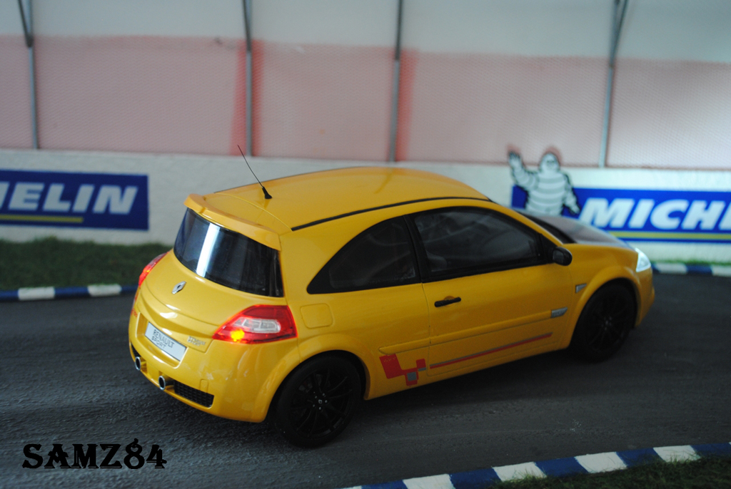 Renault Megane R26R Jaune Sirius LED 1/18 Ottomobile