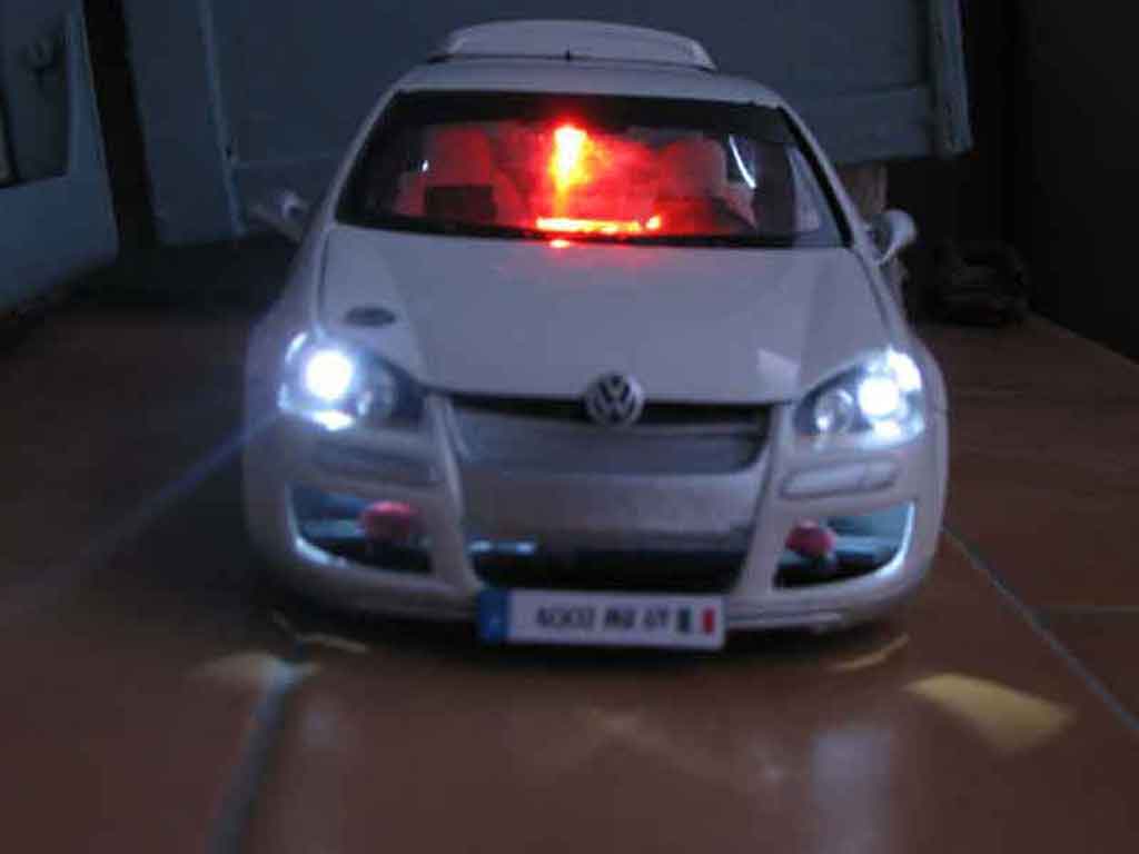 Volkswagen Golf GTI alpine white sono 1/18 Norev